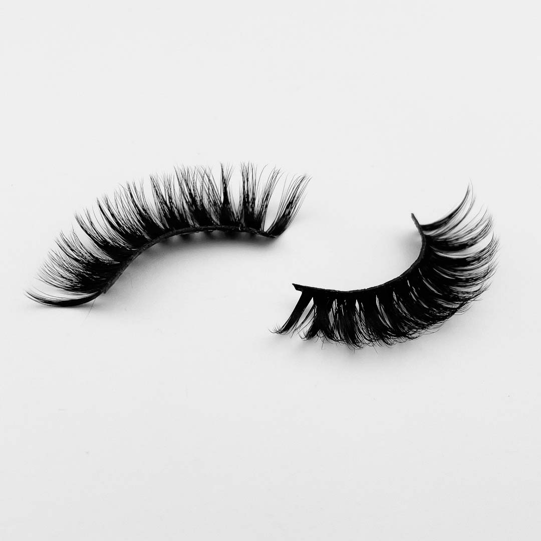 Russian Curl meets wispy Cat Eyes von LASHADORA Style DC44