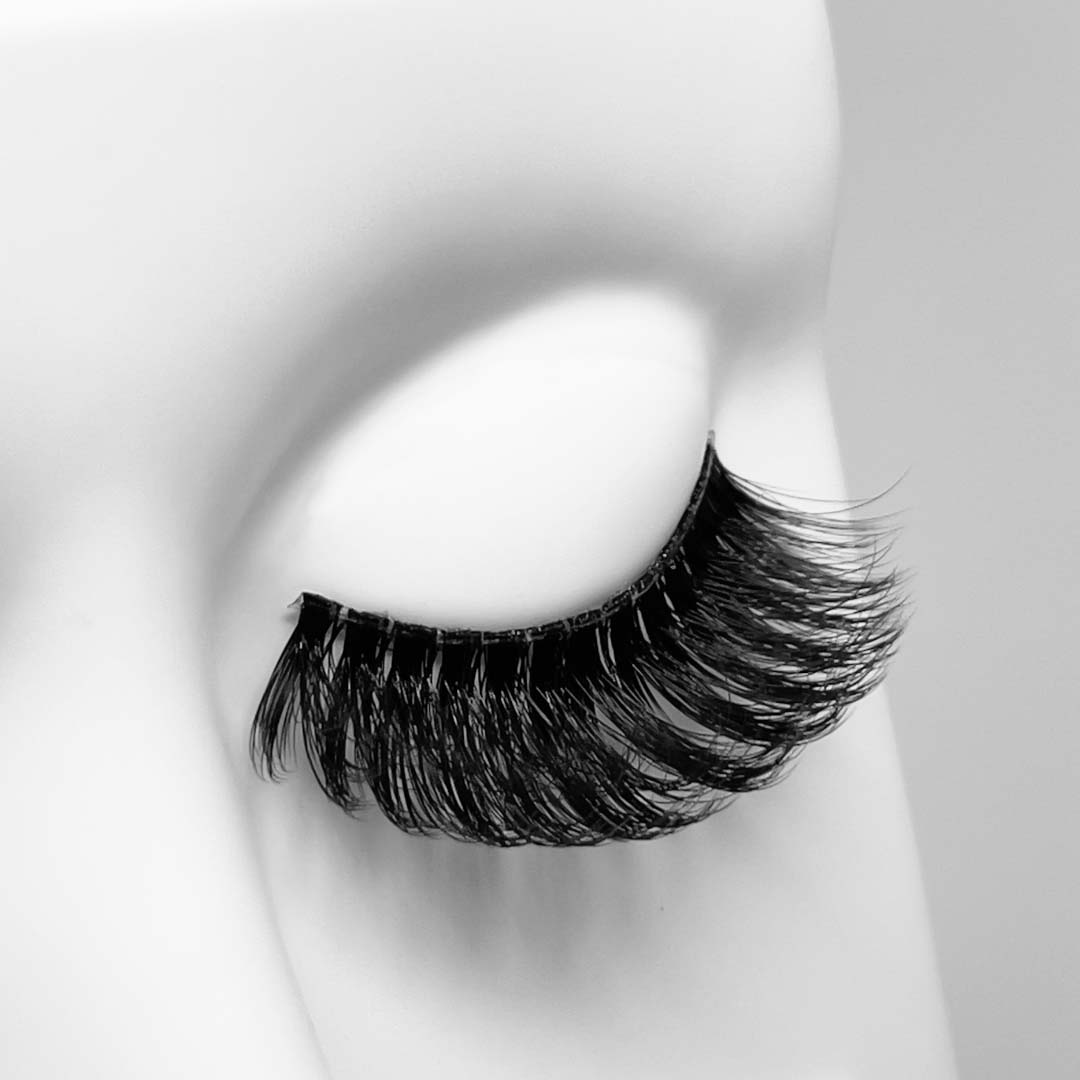 Fluffy, wispy Lashes von LASHADORA Style FM34